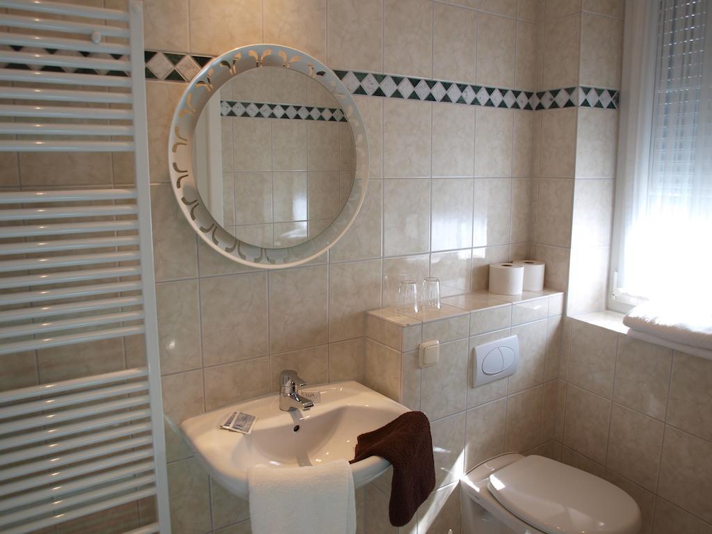 Hotel Gasthof Schuster Und Gaestehaus Rudesheim am Rhein Ruang foto